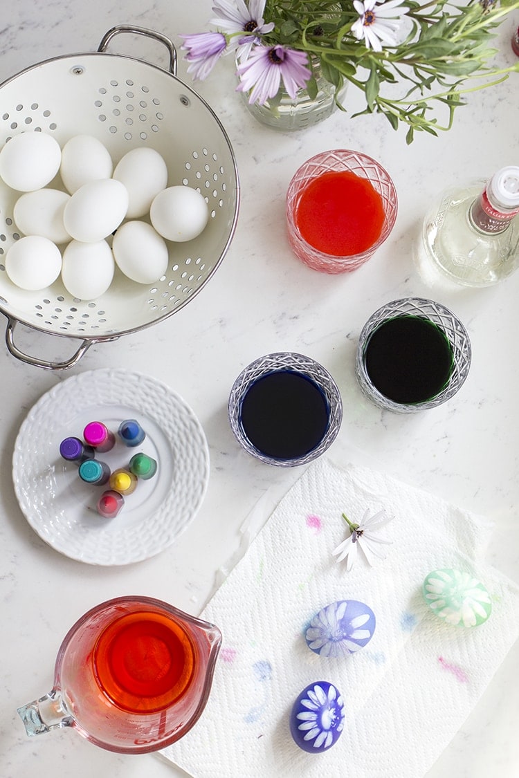 How to dye flower Easter Eggs 