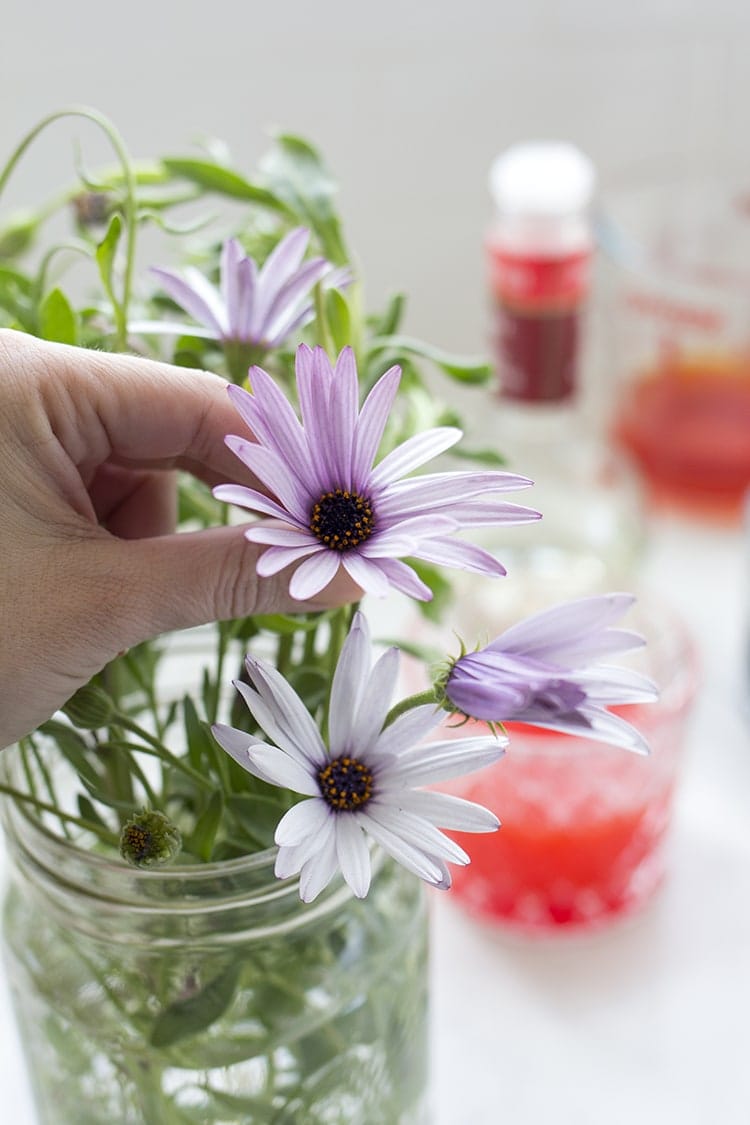 How to dye flower Easter Eggs 