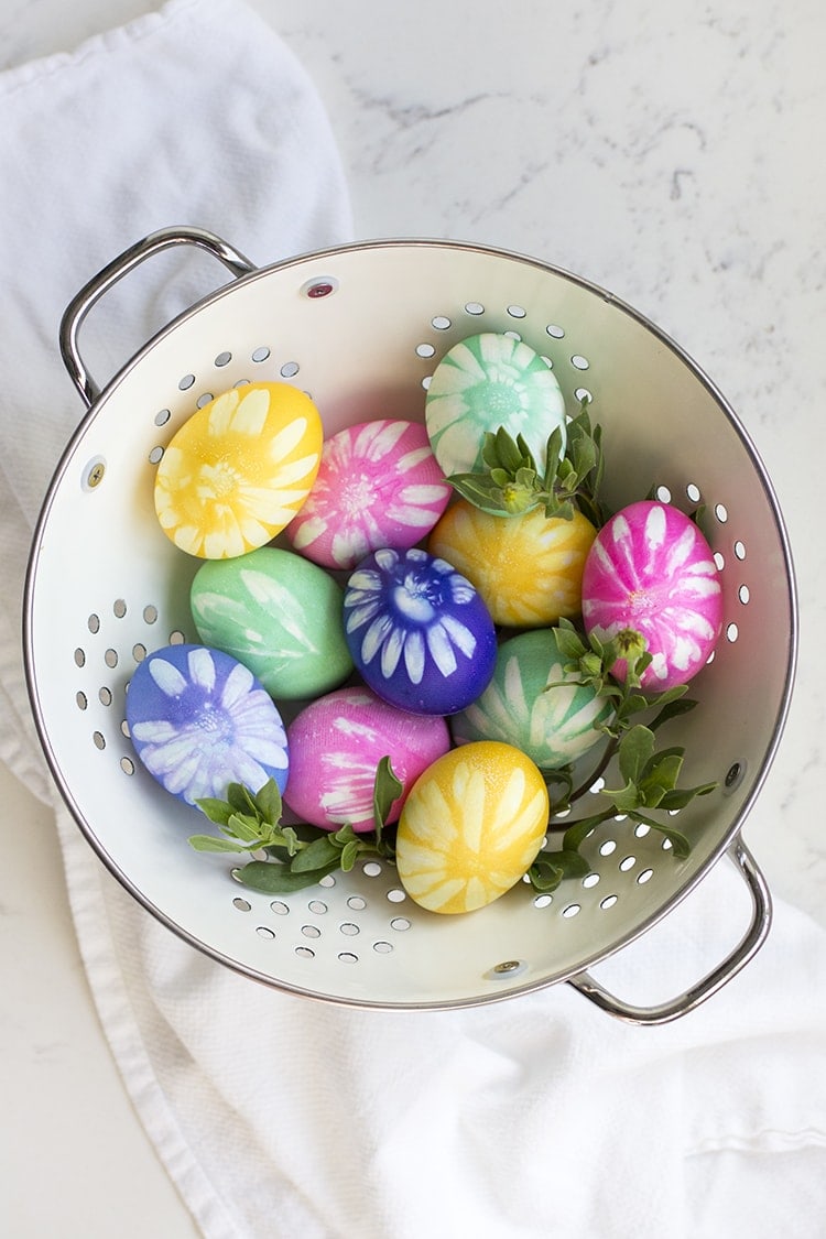 How to dye flower Easter Eggs 