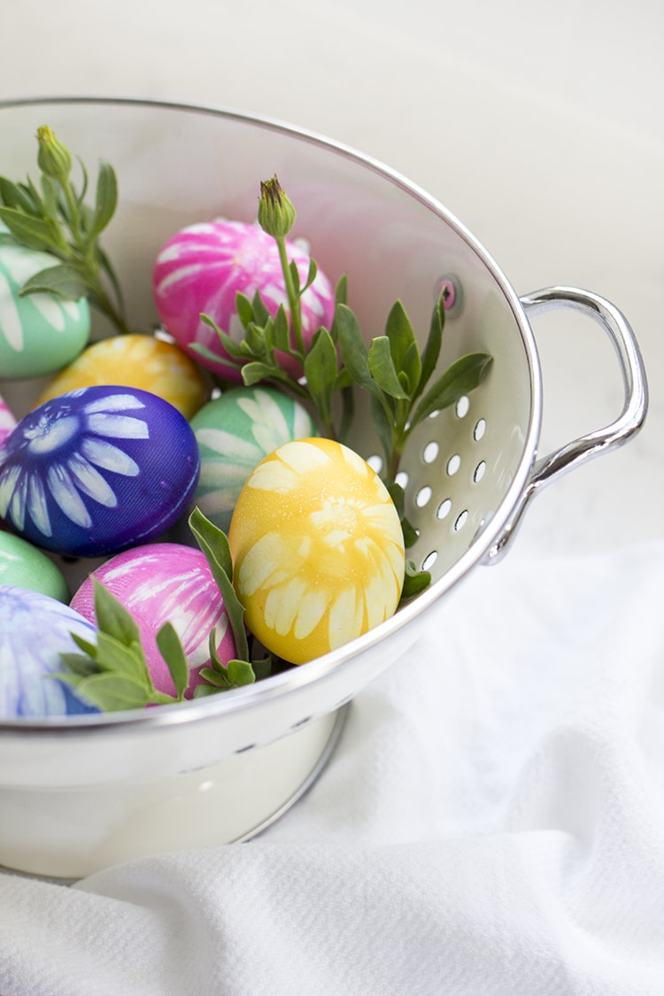 How to dye flower Easter Eggs 
