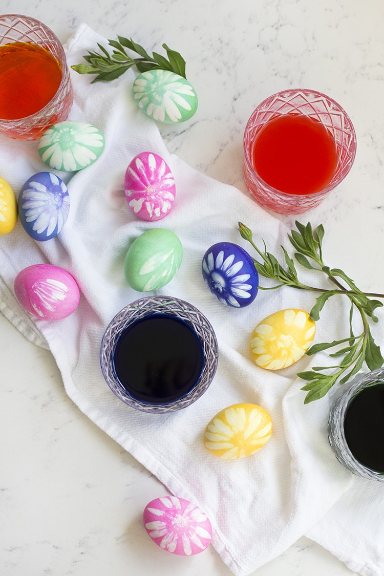 How to dye flower Easter Eggs 