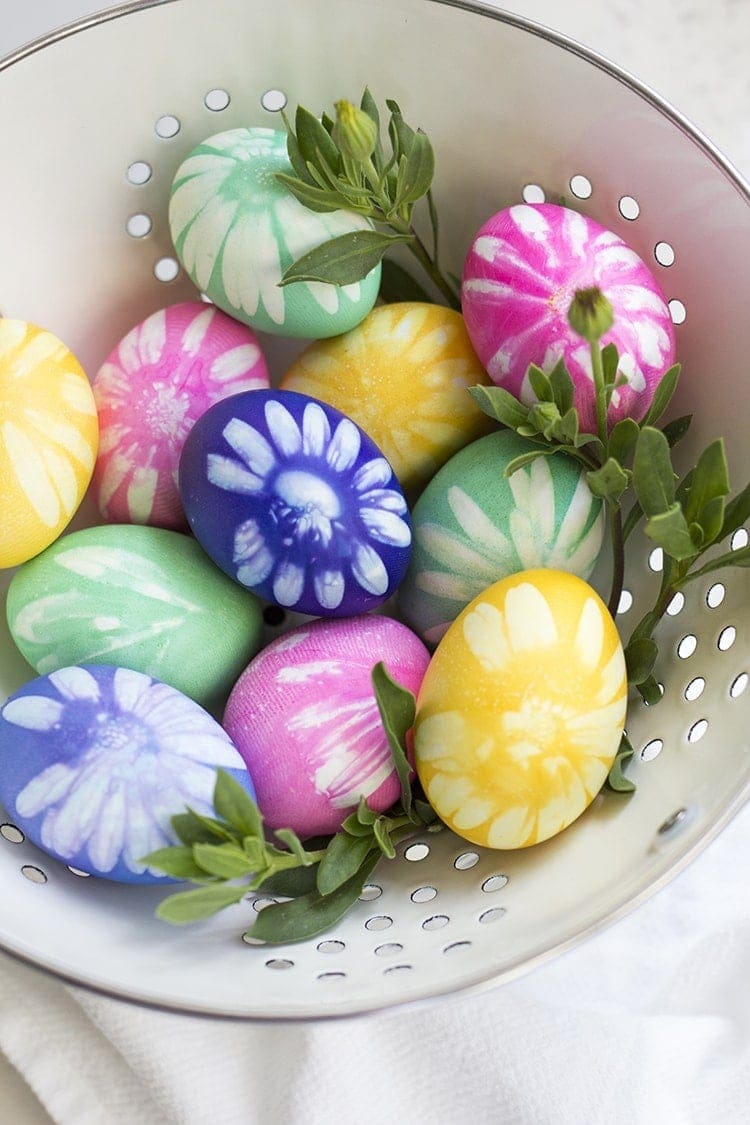 How to dye flower Easter Eggs 