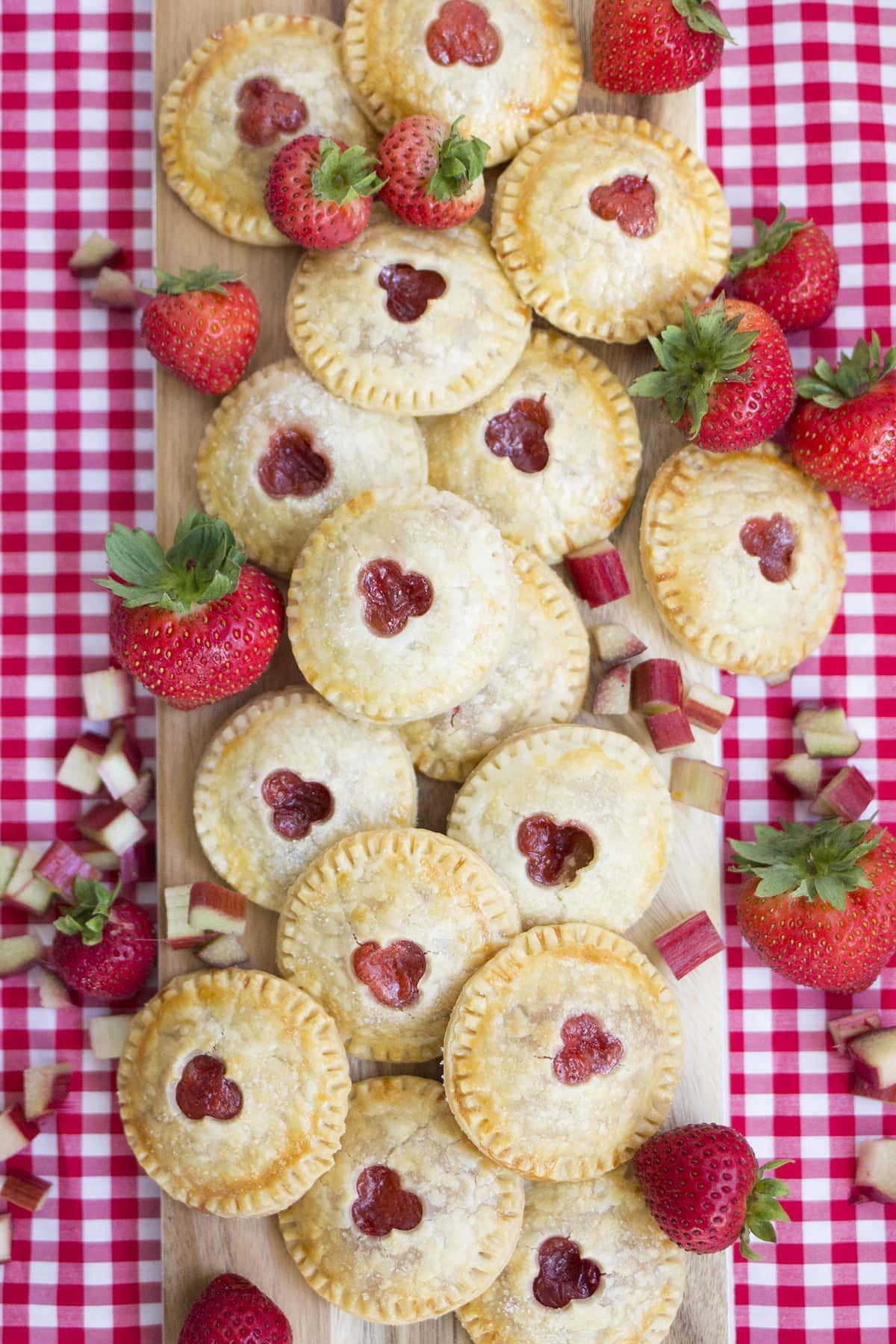 Mini Strawberry Rhubarb Pies • Freutcake