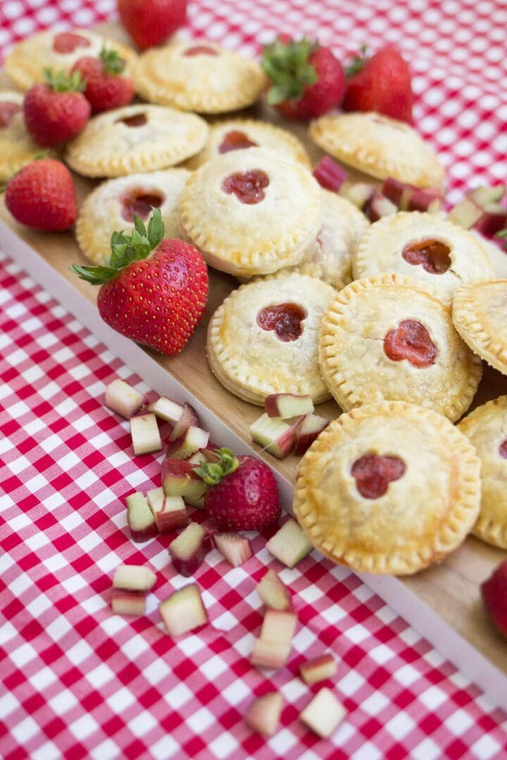 Mini Strawberry Rhubarb Pies • Freutcake