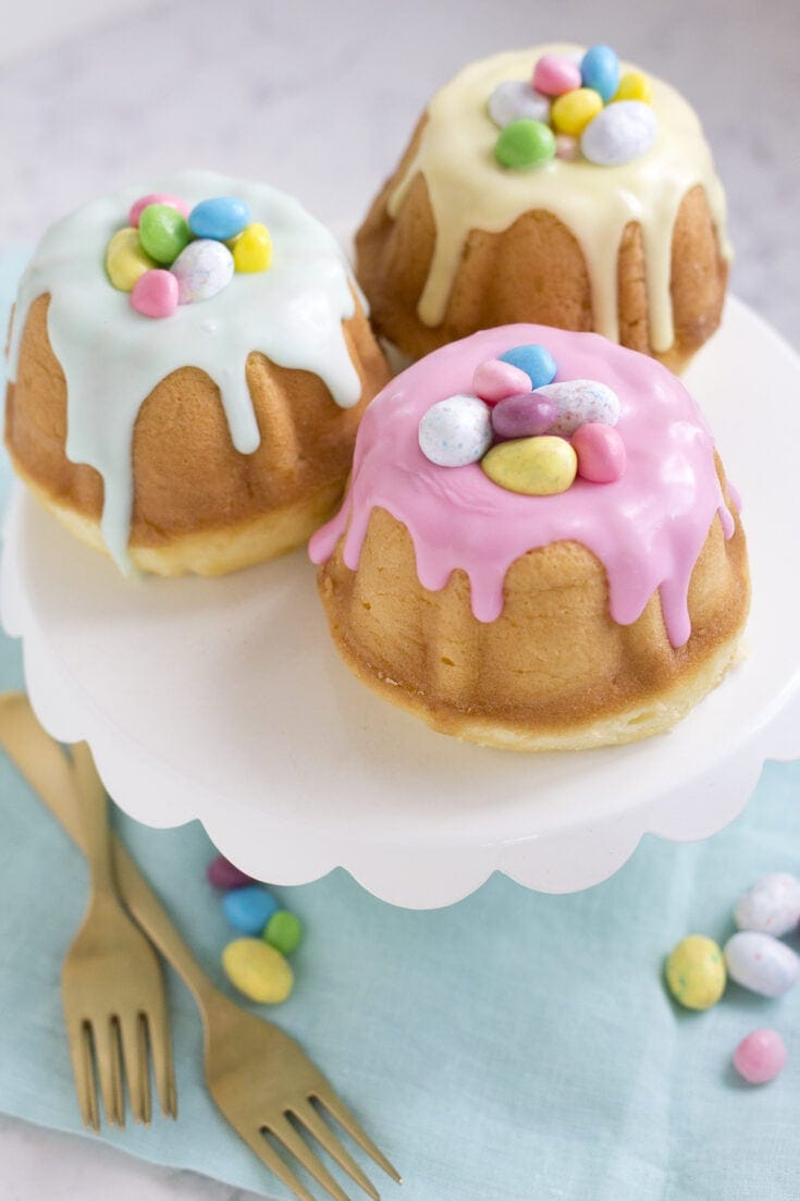 Surprise Inside Mini Easter Bundt Cakes • Freutcake