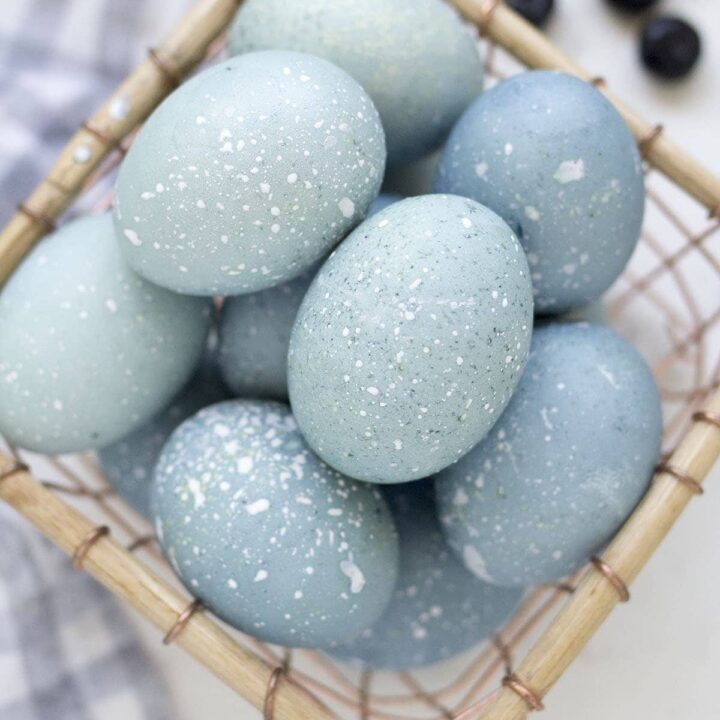 How to Dye Easter Eggs with Blueberries • Freutcake