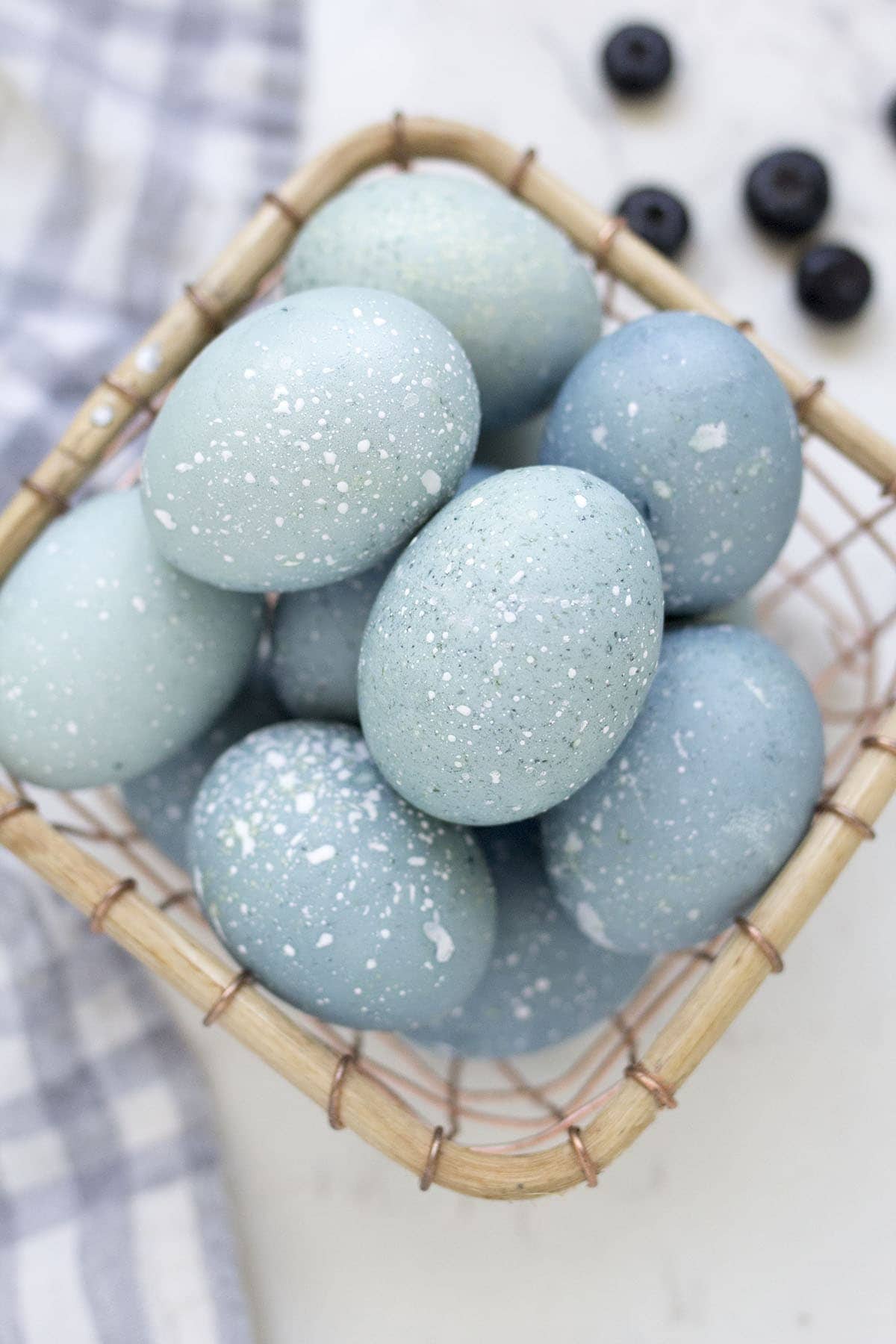 Картинка с сайта https://www.freutcake.com/in-the-kitchen/dye-easter-eggs-blueberries/#_a5y_p=6258915