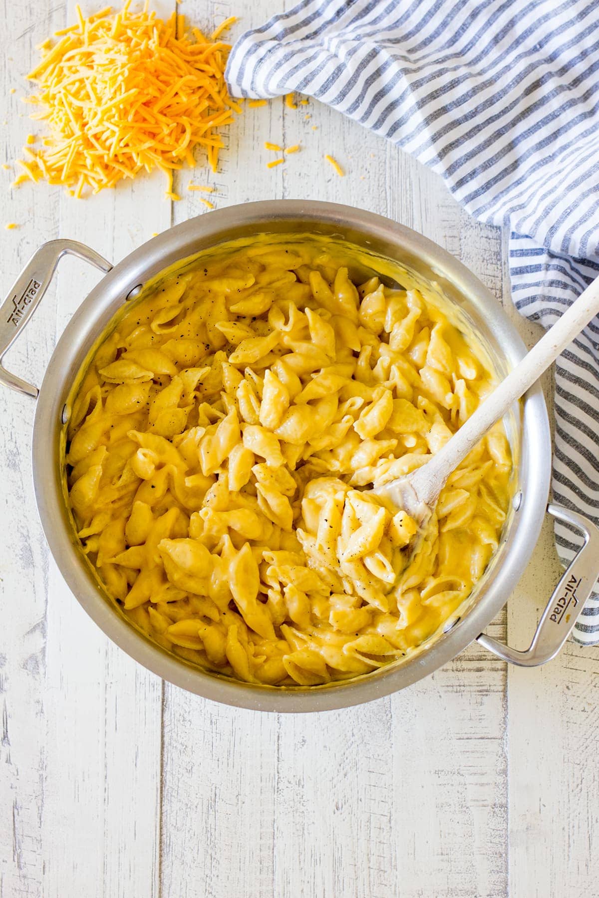 Easy Creamy Stovetop Mac and Cheese