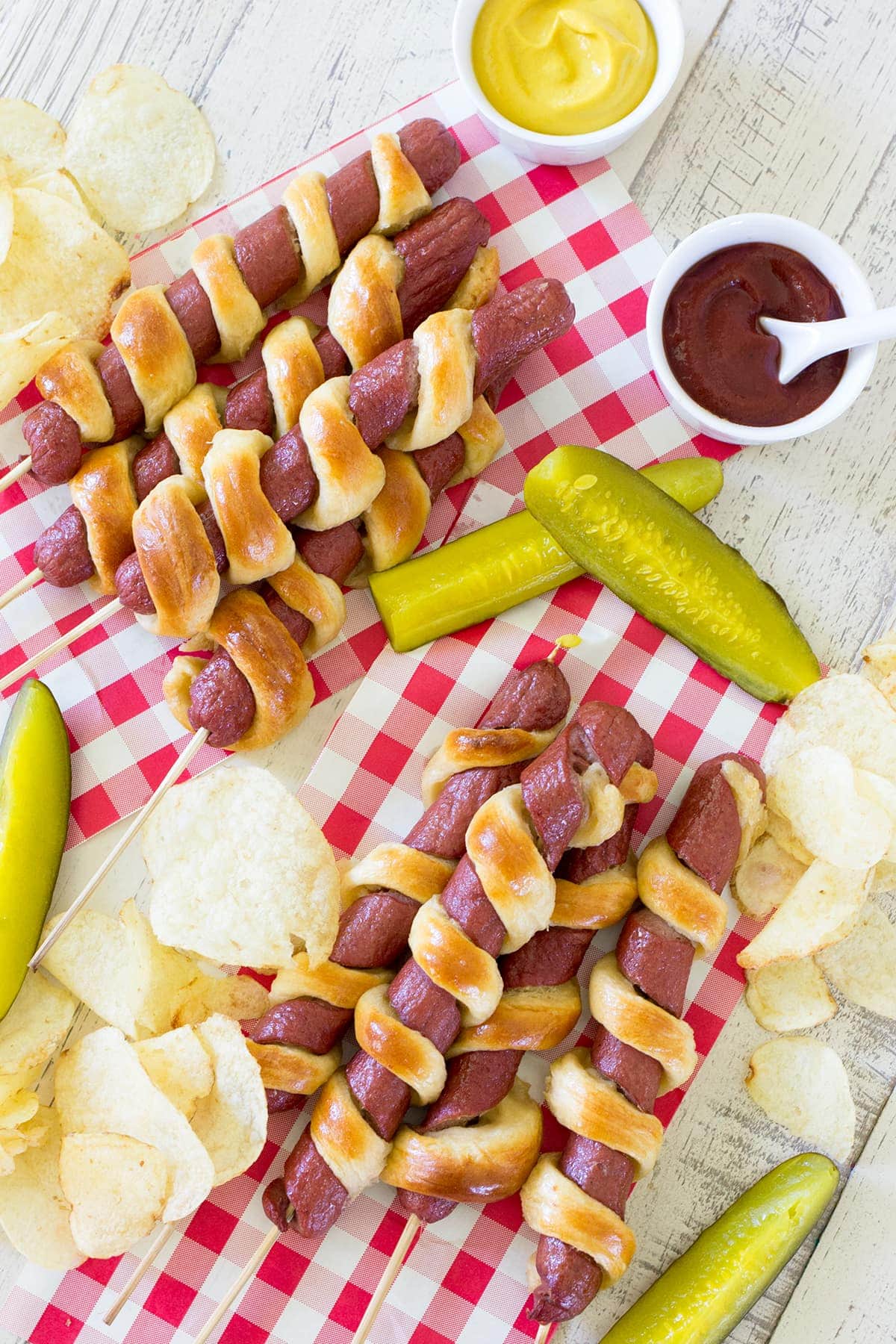 Crispy hot dogs on sticks!! No need to knead! Super easy.
