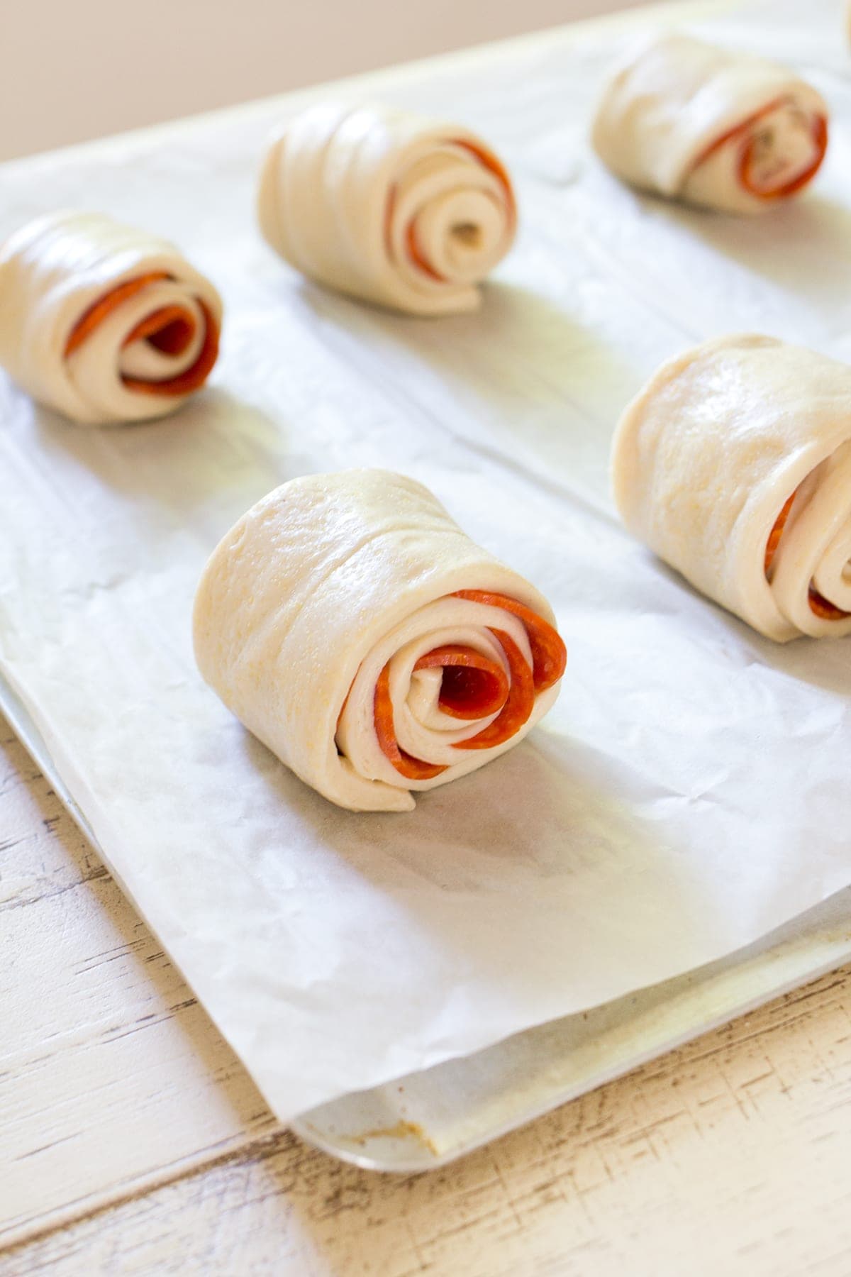 Easy 3-Ingredient Pepperoni Rolls zijn een van mijn favoriete kindertijd zomer traktaties om van te genieten bij het zwembad. Gedoopt in marinarasaus zijn ze een geweldige lunch en een klassieke traktatie uit West Virginia.