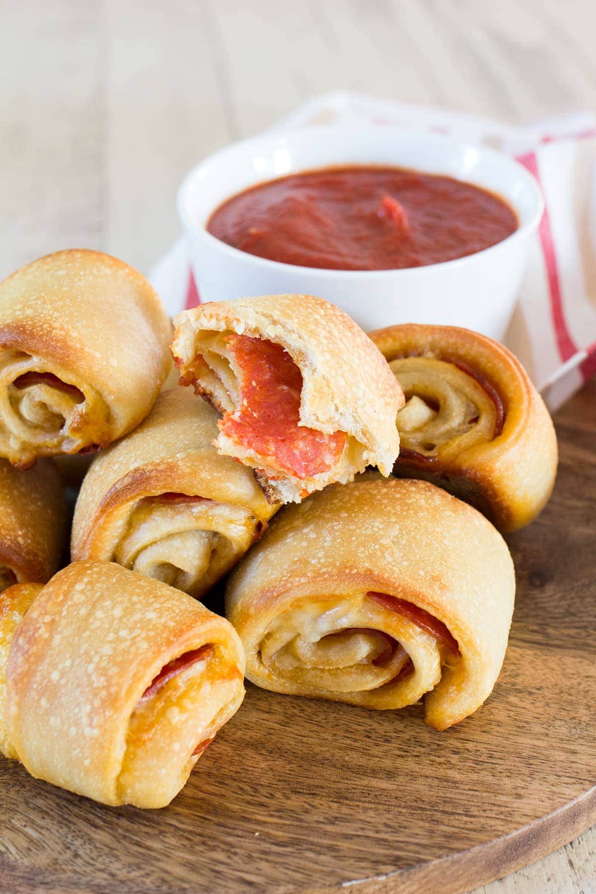 Easy 3-Ingredient Pepperoni Rolls zijn een van mijn favoriete zomertraktaties om als kind aan het zwembad te eten. Gedoopt in marinarasaus zijn ze een geweldige lunch en een klassieke traktatie uit West Virginia.