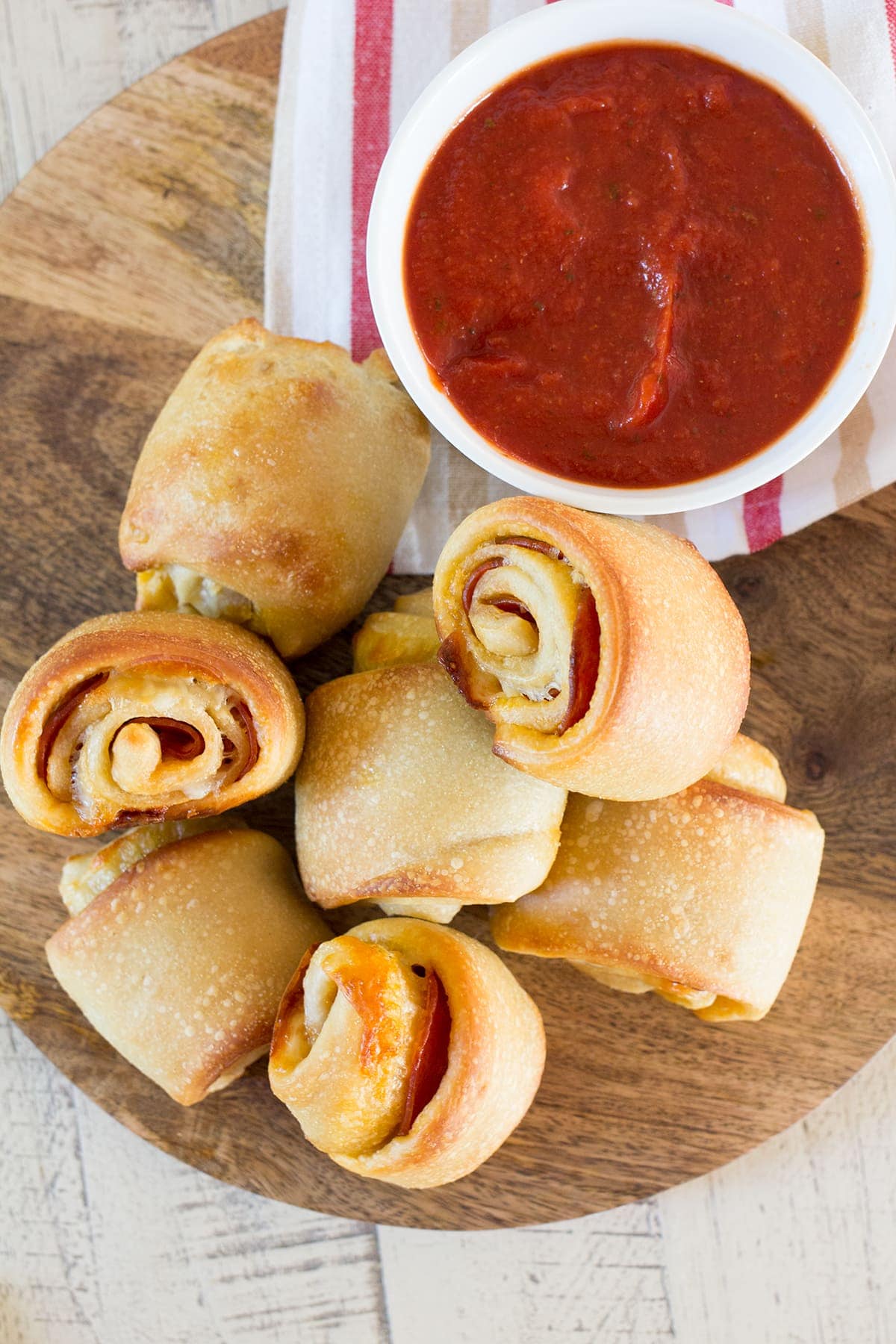 Easy 3-Ingredient Pepperoni Rolls sono uno dei miei preferiti infanzia estate tratta di godere a bordo piscina. Immersi nella salsa marinara sono un ottimo pranzo e sono un classico della West Virginia.