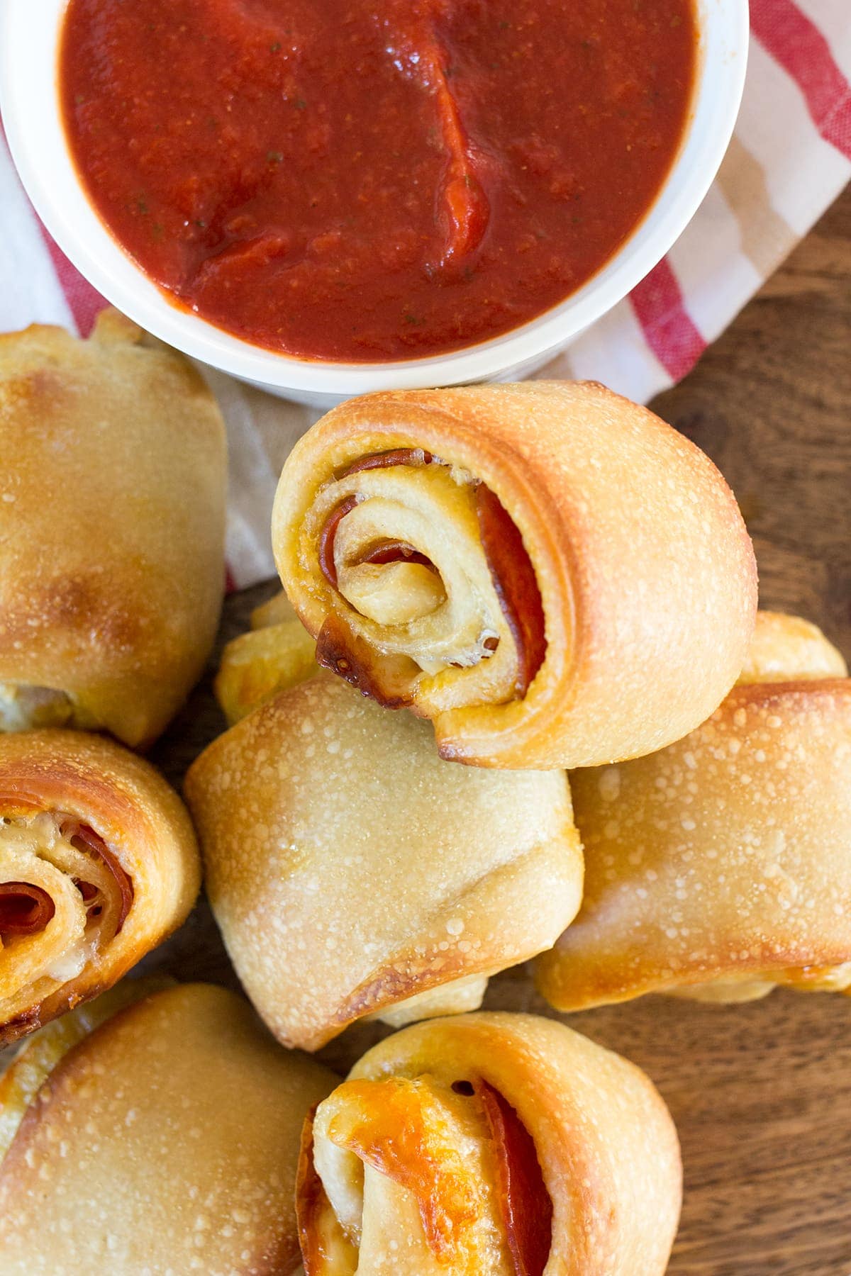 I rotoli di salame piccante facili con 3 ingredienti sono uno dei miei dolcetti estivi preferiti dell'infanzia da gustare a bordo piscina. Immersi nella salsa marinara sono un ottimo pranzo e sono una classica delizia del West Virginia.