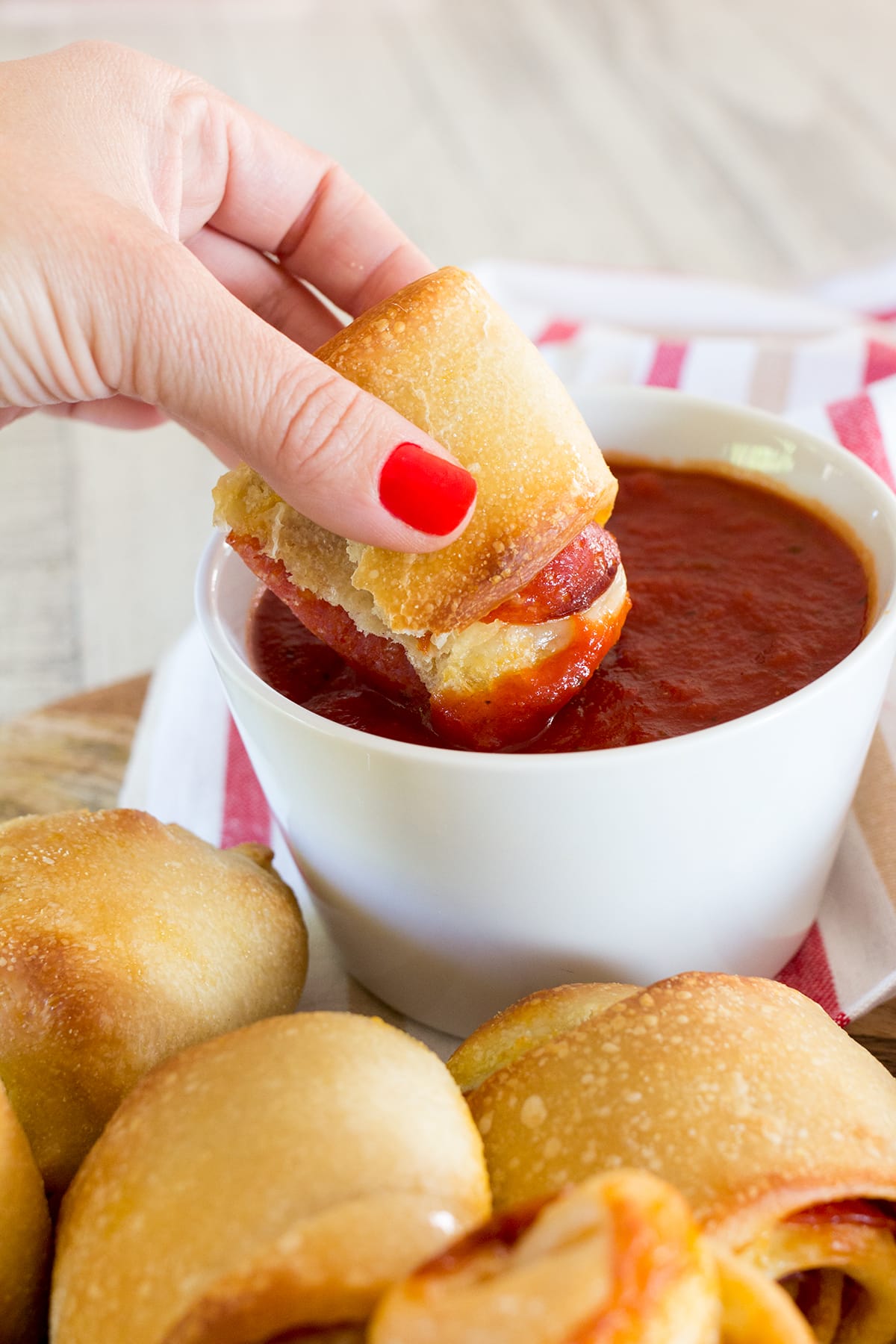 Les Pepperoni Rolls faciles à préparer à 3 ingrédients sont l'une de mes friandises d'été d'enfance préférées à déguster au bord de la piscine. Trempés dans une sauce marinara, ils font un excellent déjeuner et sont un régal classique de la Virginie-Occidentale.