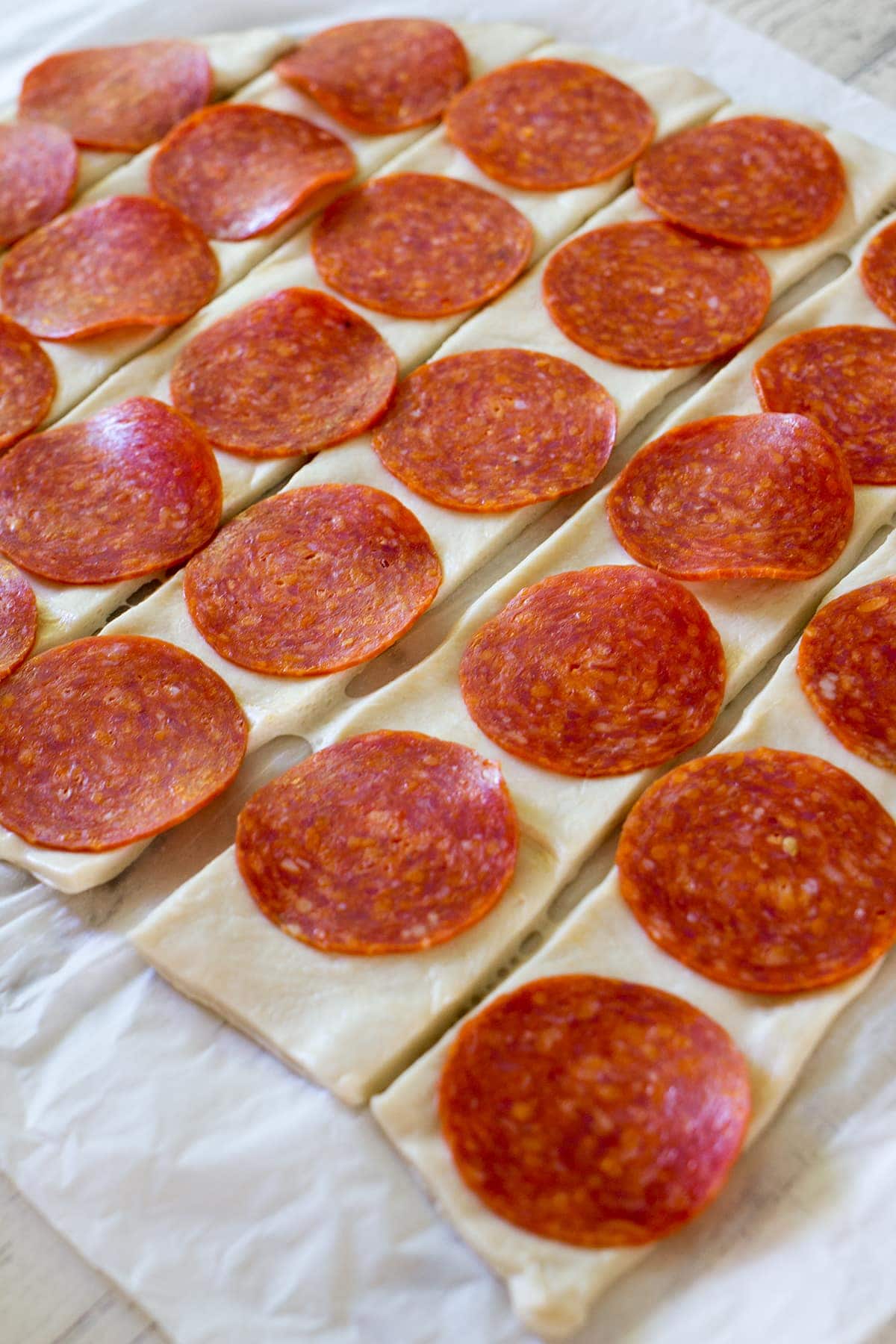 Les Pepperoni Rolls faciles à préparer avec 3 ingrédients sont l'une de mes friandises d'été d'enfance préférées à déguster au bord de la piscine. Trempés dans la sauce marinara, ils font un excellent déjeuner et sont un régal classique de la Virginie-Occidentale.