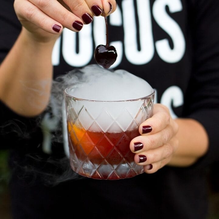 Halloween Old Fashioned Cocktail #halloween #cocktail #halloweencocktail #dryice #oldfashioned #chocolatecocktail