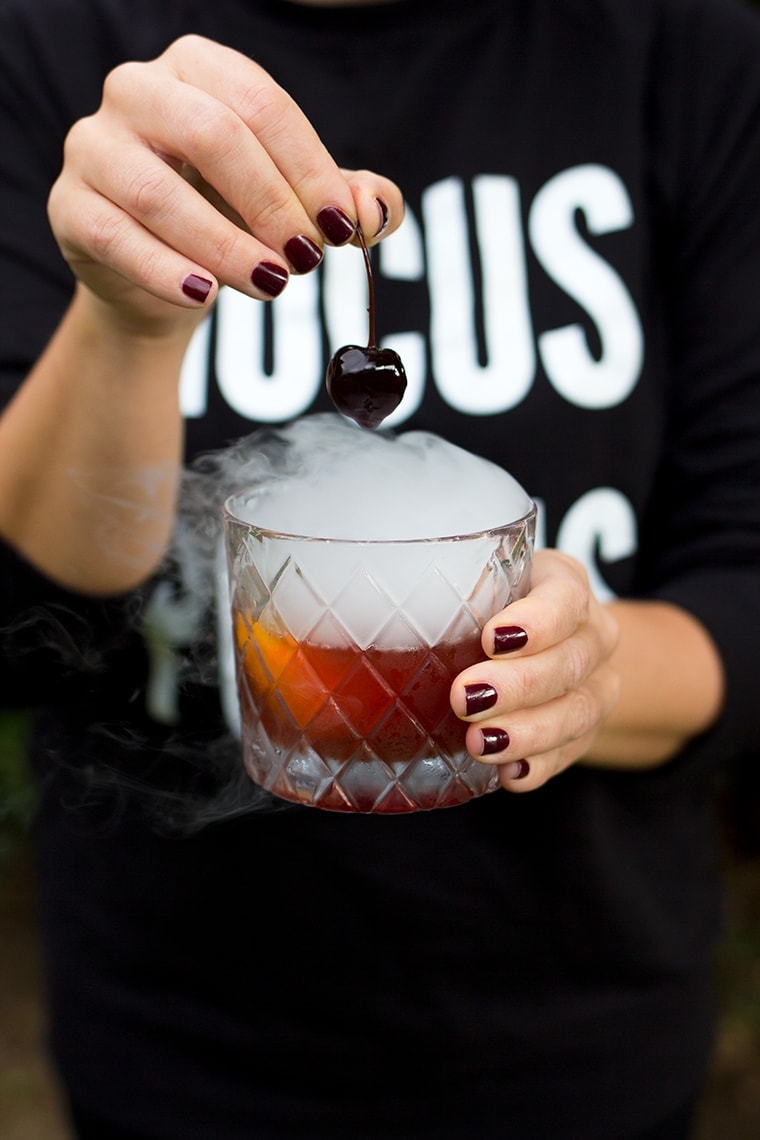 Halloween Old Fashioned Cocktail #halloween #cocktail #halloweencocktail #dryice #oldfashioned #chocolatecocktail