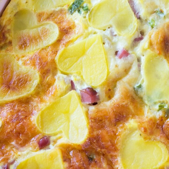 Valentine's Day Ham and Cheese Breakfast Casserole is the perfect way to show your family you love them on Valentine's Day morning. This egg, cheese, ham and potato casserole will fill their bellies and their hearts! #casserole #breakfast #breakfastcasserole #eggcasserole #potato #ham #valentinesday