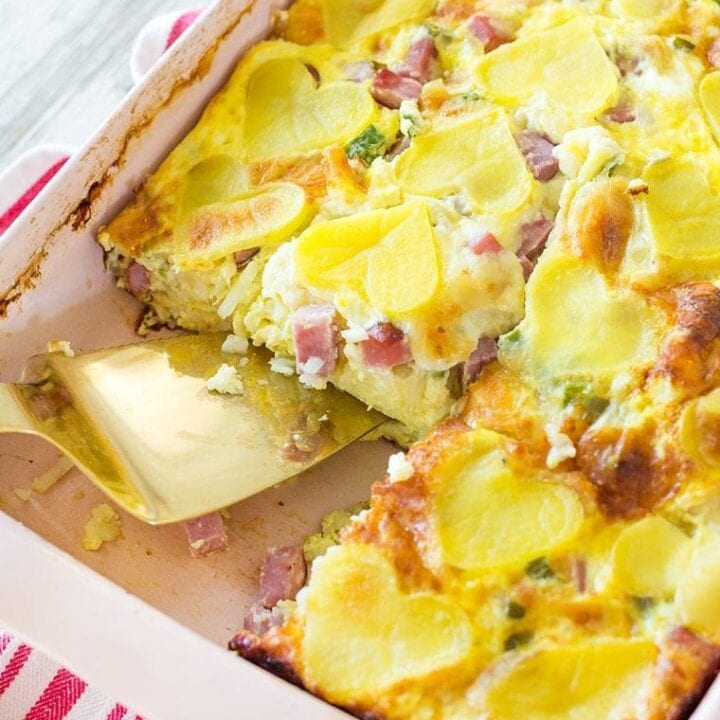 Valentine's Day Ham and Cheese Breakfast Casserole is the perfect way to show your family you love them on Valentine's Day morning. This egg, cheese, ham and potato casserole will fill their bellies and their hearts! #casserole #breakfast #breakfastcasserole #eggcasserole #potato #ham #valentinesday