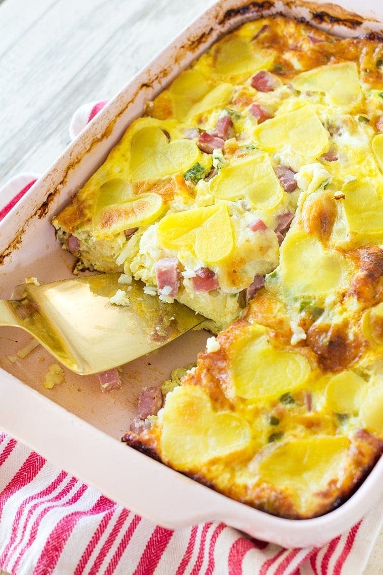 Valentine's Day Ham and Cheese Breakfast Casserole is the perfect way to show your family you love them on Valentine's Day morning. This egg, cheese, ham and potato casserole will fill their bellies and their hearts! #casserole #breakfast #breakfastcasserole #eggcasserole #potato #ham #valentinesday