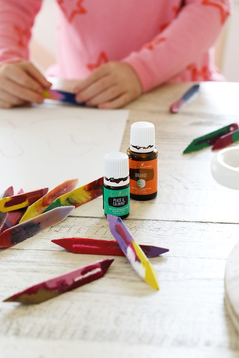 How to Make Calming Essential Oil Crayons #youngliving #essentialoils #homemadecrayons #toddlercraft #diy
