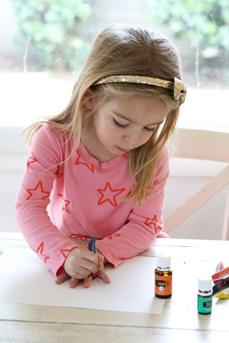 How to Make Calming Essential Oil Crayons #youngliving #essentialoils #homemadecrayons #toddlercraft #diy