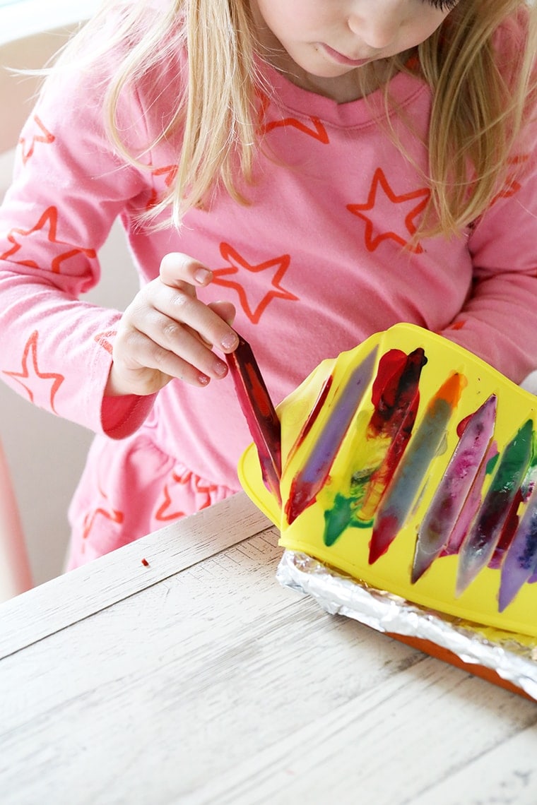 How to Make Calming Essential Oil Crayons #youngliving #essentialoils #homemadecrayons #toddlercraft #diy