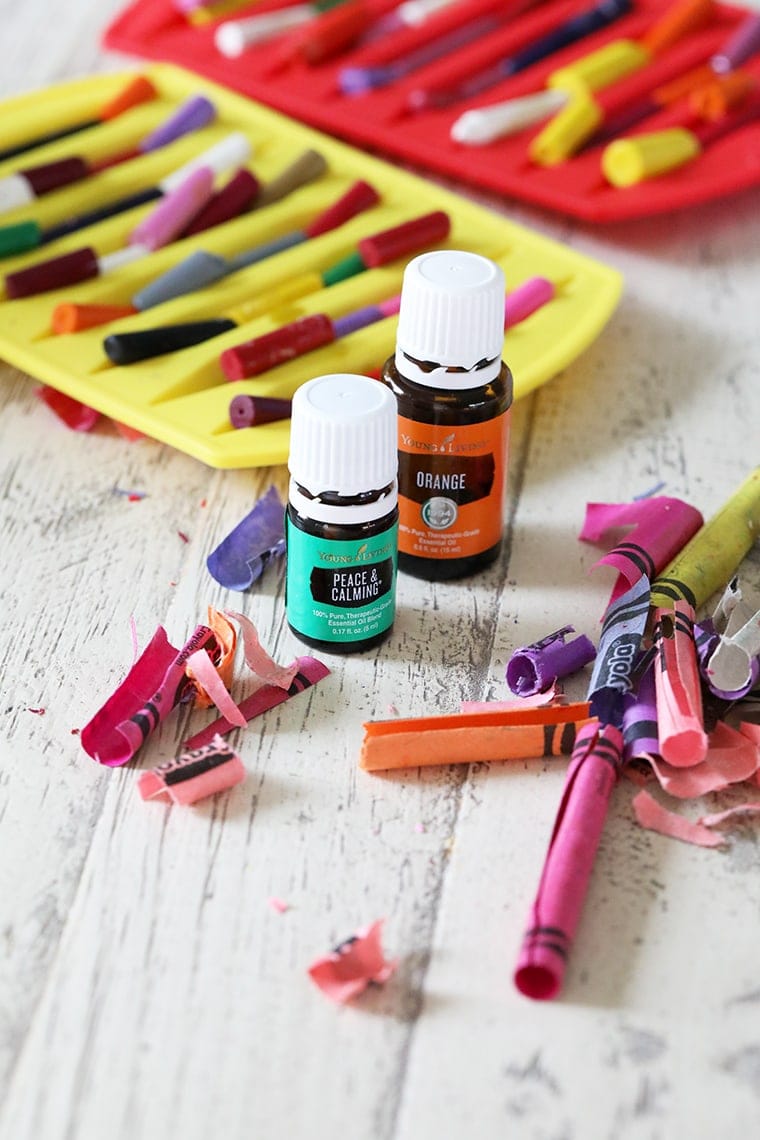 How to Make Calming Essential Oil Crayons #youngliving #essentialoils #homemadecrayons #toddlercraft #diy