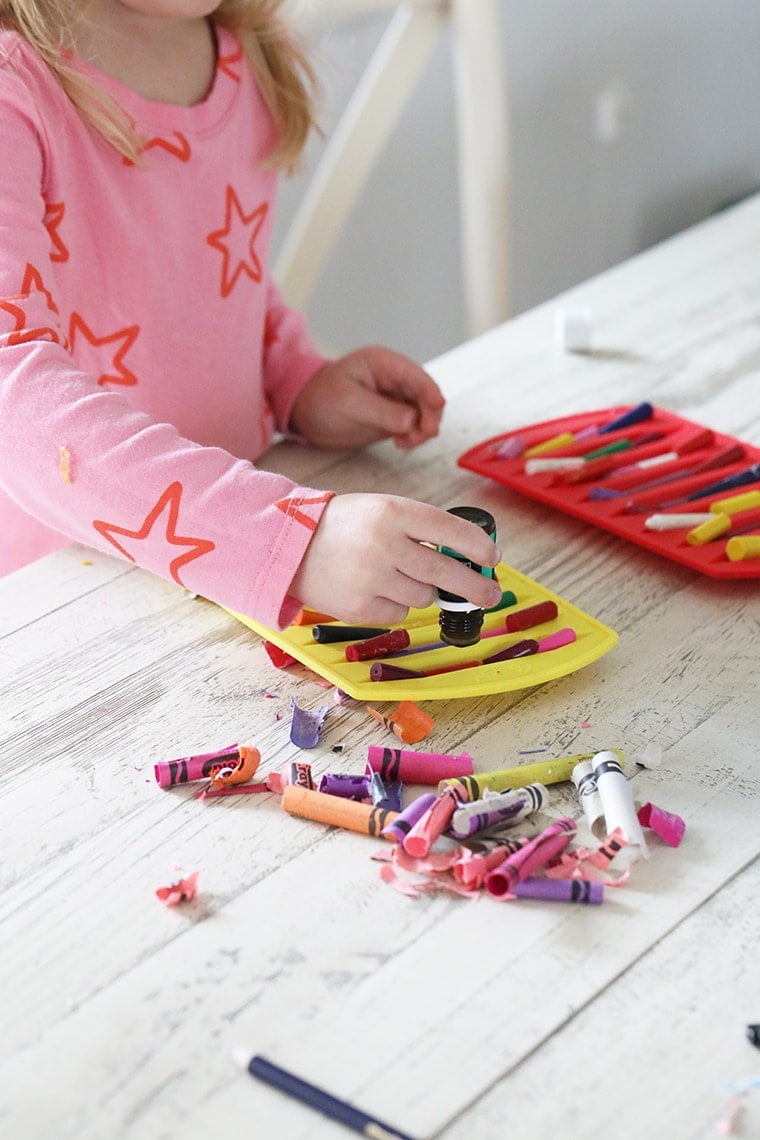 How to Make Calming Essential Oil Crayons #youngliving #essentialoils #homemadecrayons #toddlercraft #diy