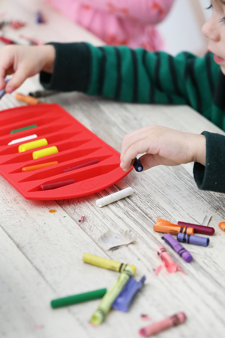 How to Make Calming Essential Oil Crayons #youngliving #essentialoils #homemadecrayons #toddlercraft #diy