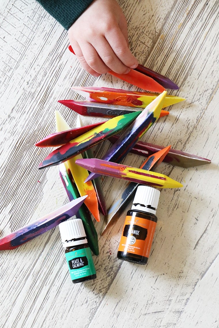 How to Make Calming Essential Oil Crayons #youngliving #essentialoils #homemadecrayons #toddlercraft #diy