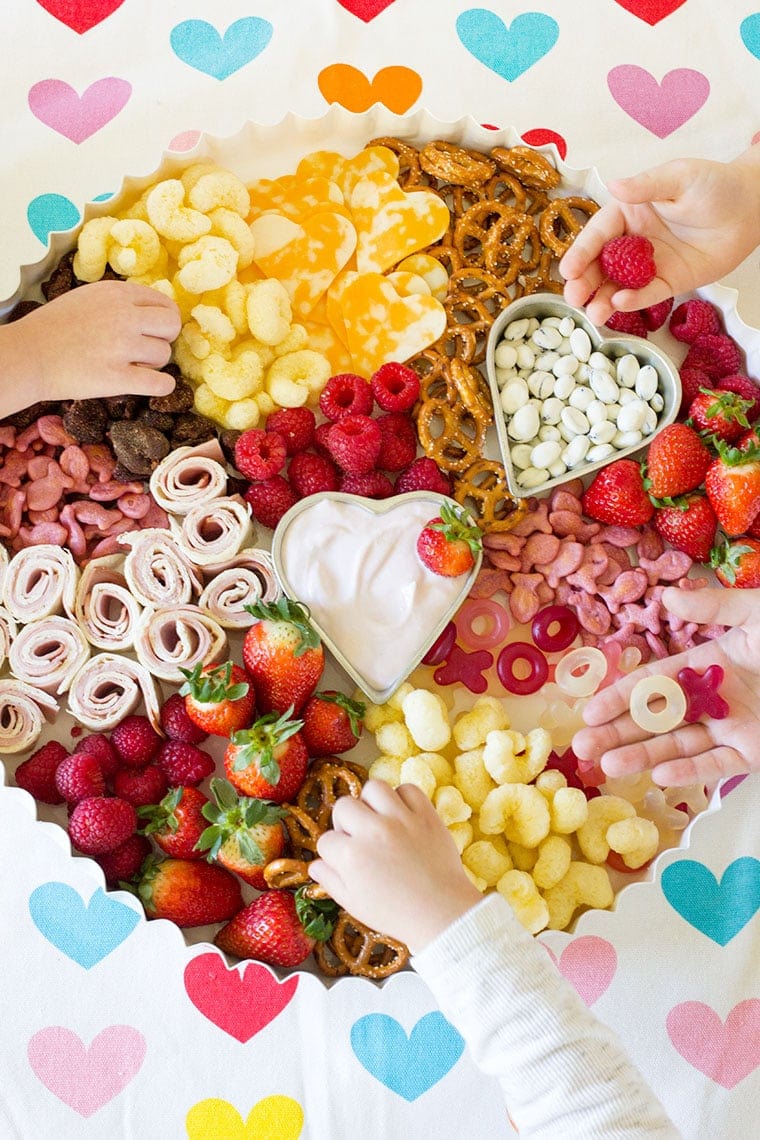 Valentines Day Toddler Snack Board #toddler #toddlerfood #toddlermeals #snack #lunch #snackboard #kidfood