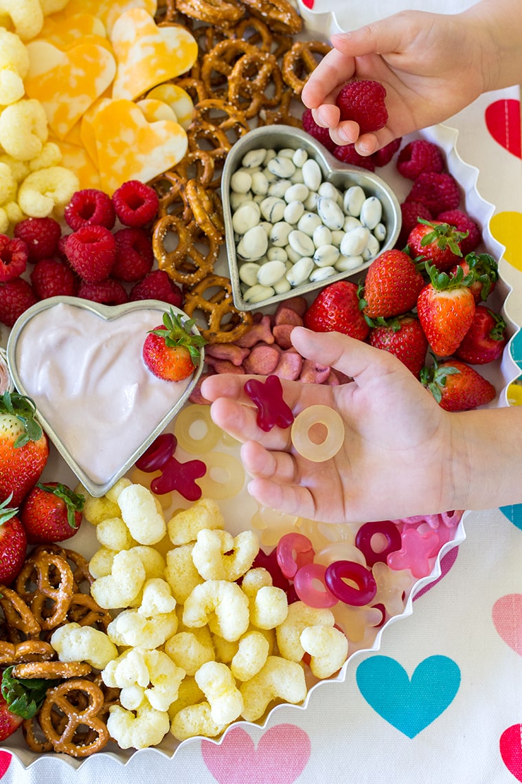 Valentines Day Toddler Snack Board #toddler #toddlerfood #toddlermeals #snack #lunch #snackboard #kidfood