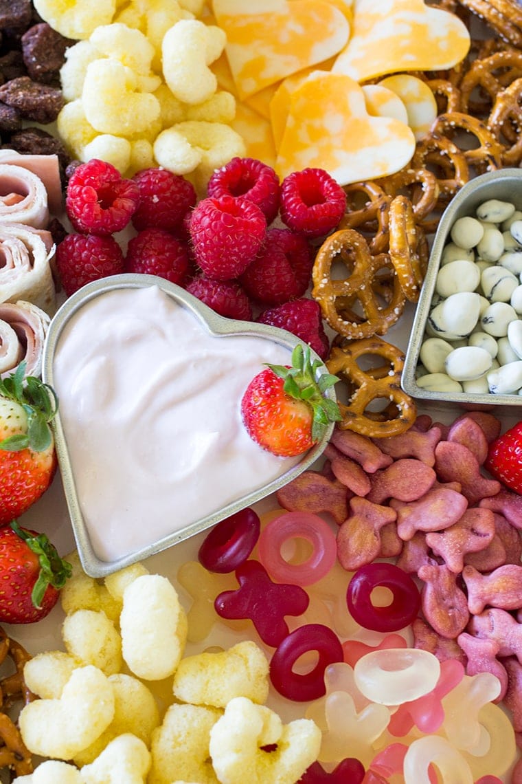 Valentines Day Toddler Snack Board #toddler #toddlerfood #toddlermeals #snack #lunch #snackboard #kidfood