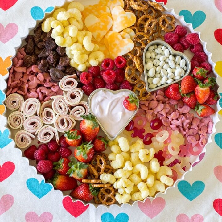 Valentines Day Toddler Snack Board #toddler #toddlerfood #toddlermeals #snack #lunch #snackboard #kidfood