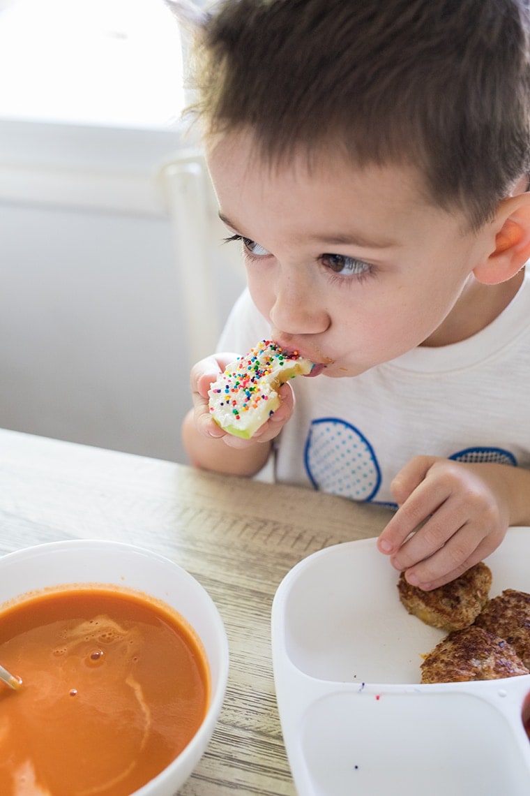 Healthy St Patricks Day Inspired Lunch for Kids #healthy #kidfriendly #toddlermeal #fun #stpatricksday 