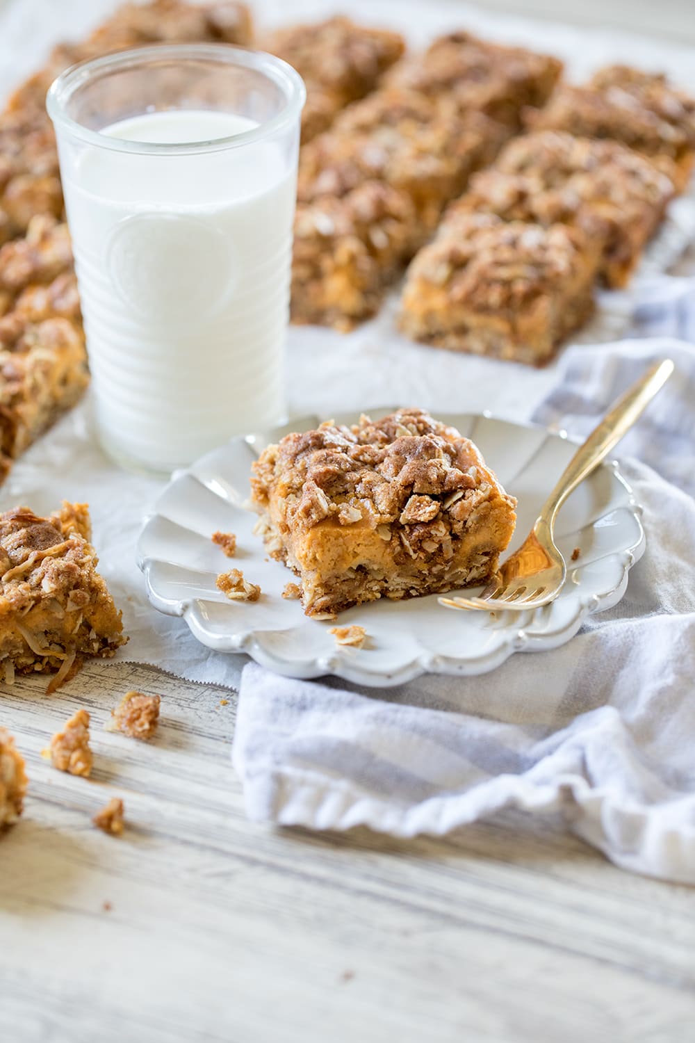 Gooey Pumpkin Oat Bars #falldessert #fall #pumpkin #pumpkinbars #oatbars #dessert