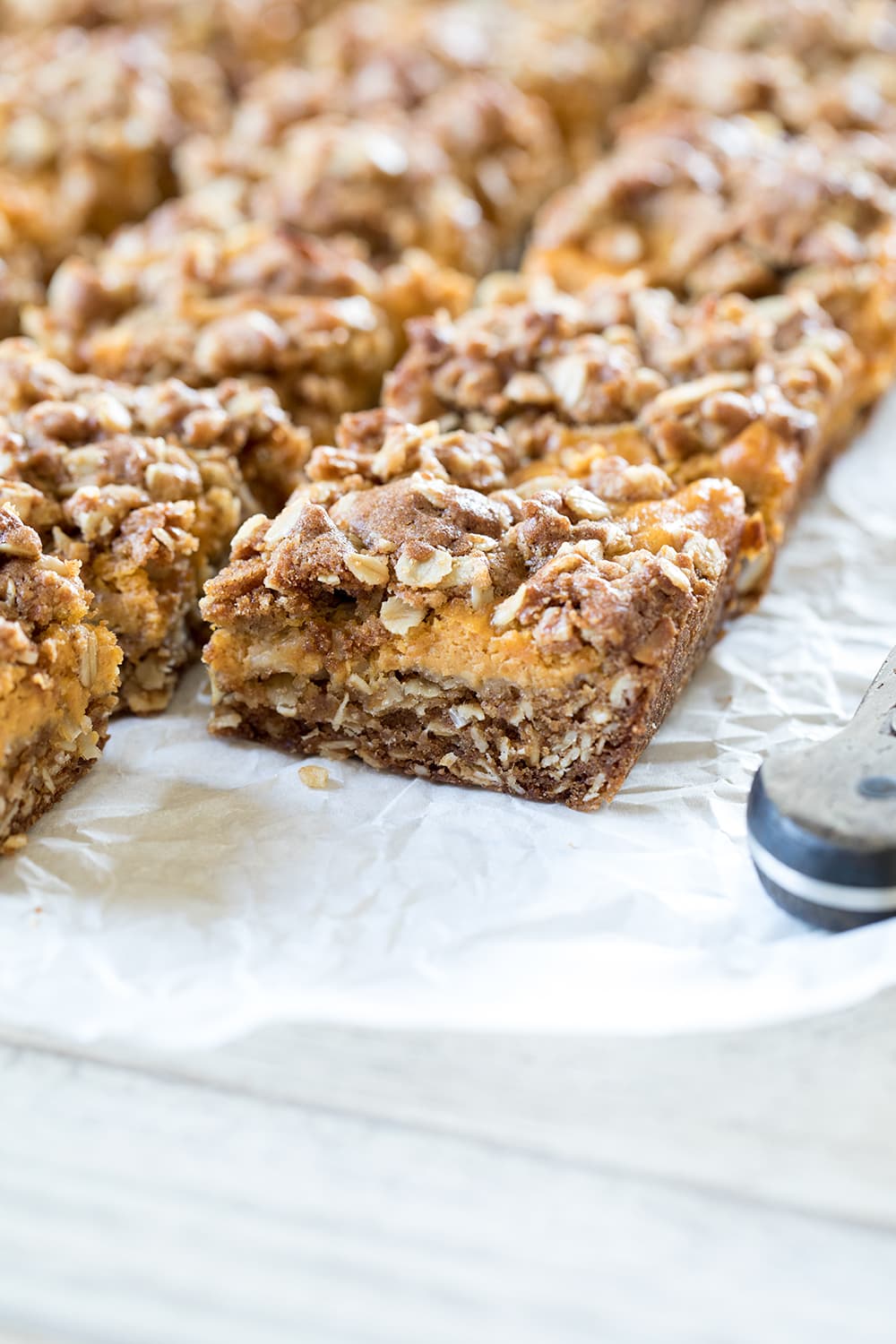 Gooey Pumpkin Oat Bars #falldessert #fall #pumpkin #pumpkinbars #oatbars #dessert