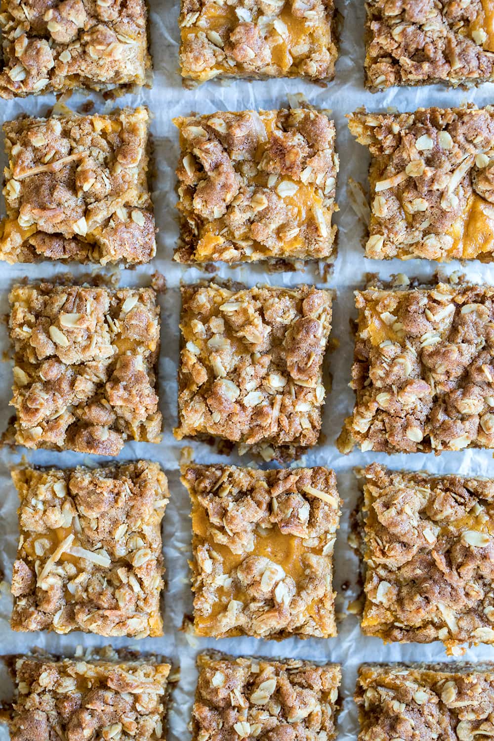 Gooey Pumpkin Oat Bars #falldessert #fall #pumpkin #pumpkinbars #oatbars #dessert