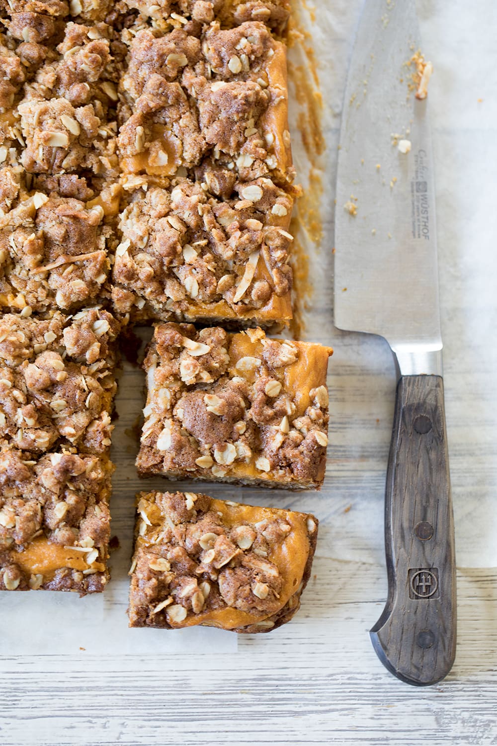 Gooey Pumpkin Oat Bars #falldessert #fall #pumpkin #pumpkinbars #oatbars #dessert