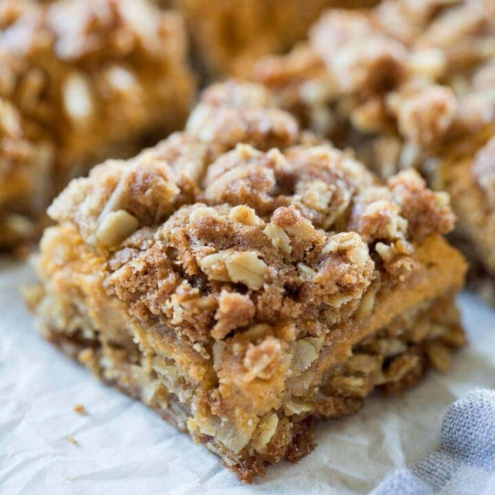 Gooey Pumpkin Oat Bars #falldessert #fall #pumpkin #pumpkinbars #oatbars #dessert