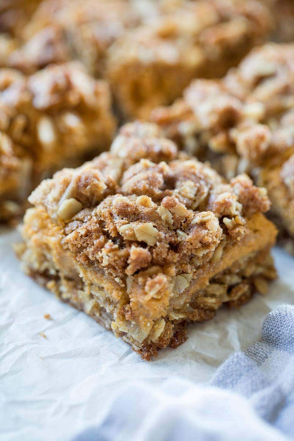 Gooey Pumpkin Oat Bars #falldessert #fall #pumpkin #pumpkinbars #oatbars #dessert