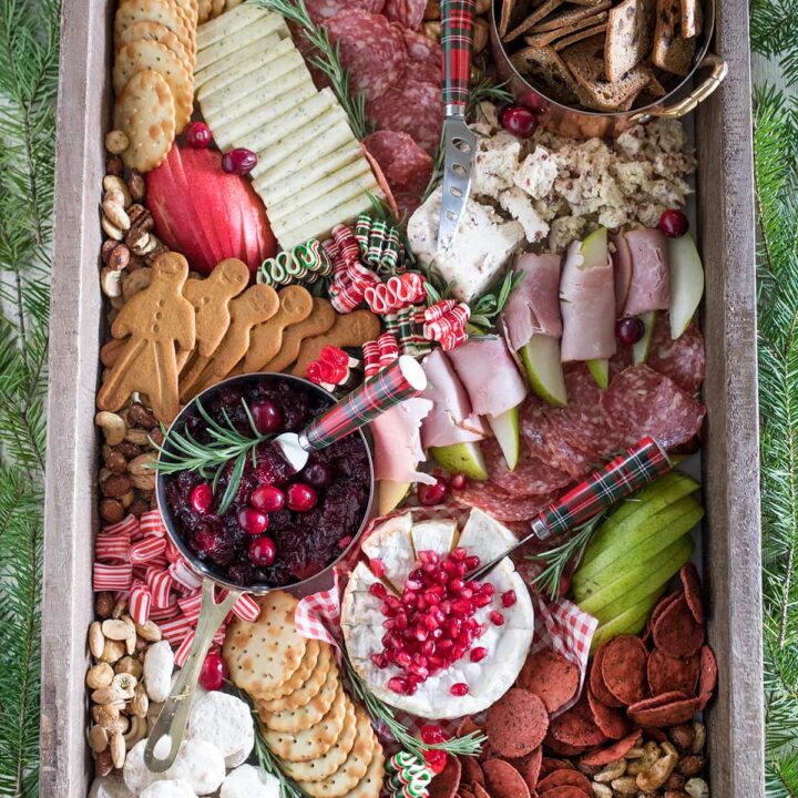 How to Make a Christmas Cheese Board
