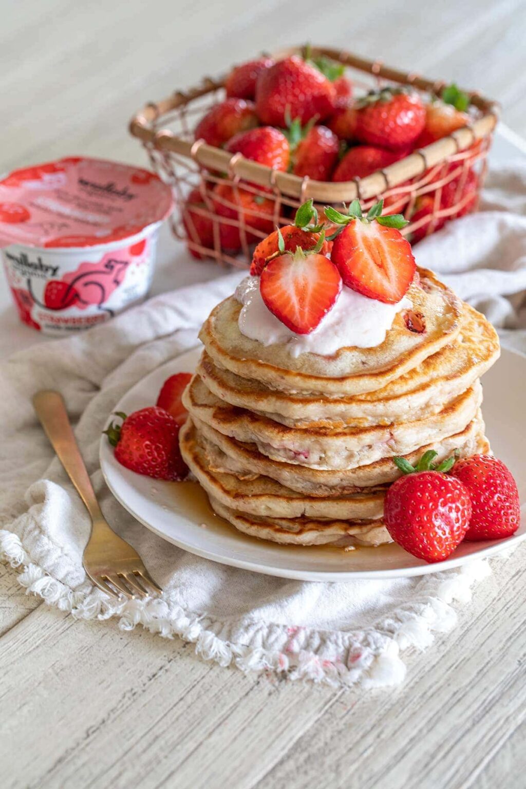 Strawberry Yogurt Pancakes • Freutcake