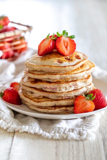 Strawberry Yogurt Pancakes • Freutcake