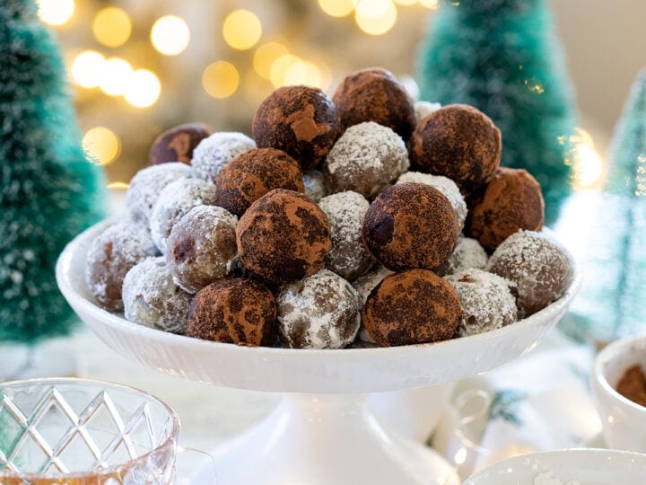 https://www.freutcake.com/wp-content/uploads/2020/12/Old-Fashioned-Bourbon-Balls-10-720x540.jpg